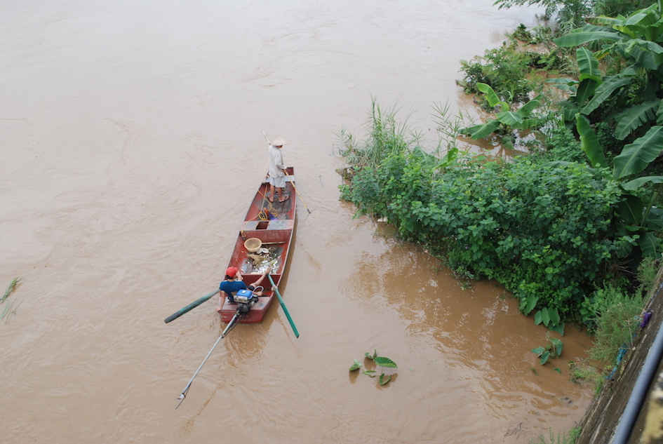Bất chấp mưa lũ người dân vẫn đi thuyền kiếm cá trên sông suối