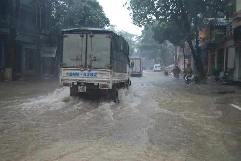 Nhiều tuyến đường phố tỉnh lỵ lào Cai bị ngập do mưa to và hệ thống thoát nước kém