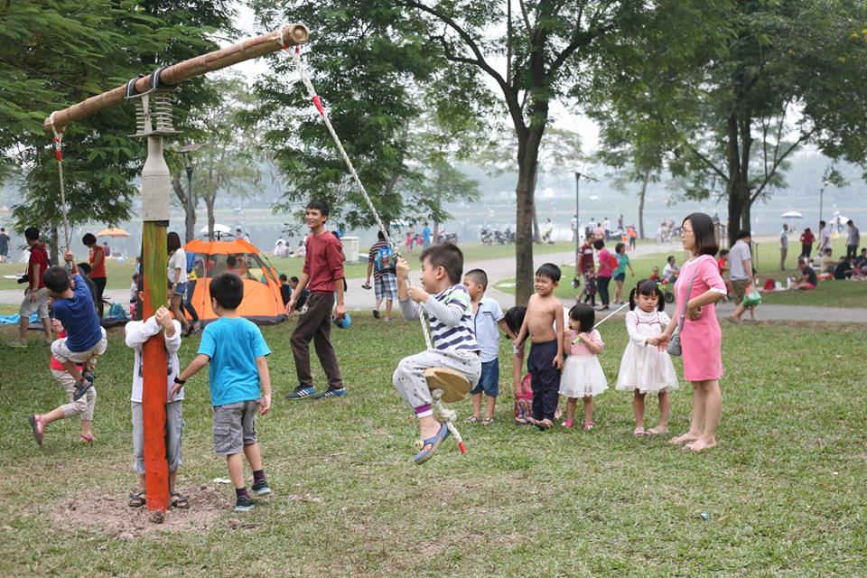 Lễ hội xích đu được làm từ những vật liệu tái chế được nhóm TPG tổ chức ở công viên Yên Sở (Hà Nội) năm 2016