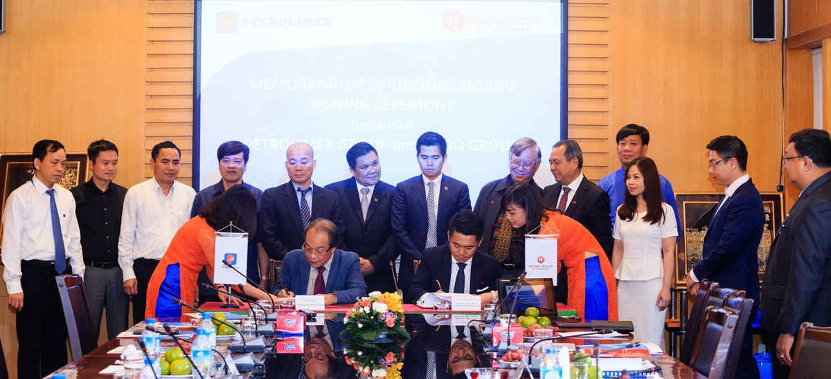 Chủ tịch HĐQT Petrolimex Bùi Ngọc Bảo và Tổng giám đốc HTOO Pye Phyo Tay Za ký kết thỏa thuận cùng nghiên cứu khả năng hợp tác đầu tư kinh doanh và phát triển thị trường tại Myanmar