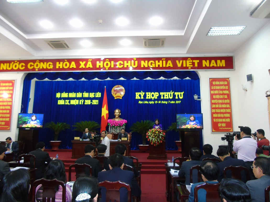 Bà Lê Thị Ái Nam, Phó Bí thư Tỉnh uỷ, Chủ tịch HĐND tỉnh Phát biểu khai mạc kỳ họp.