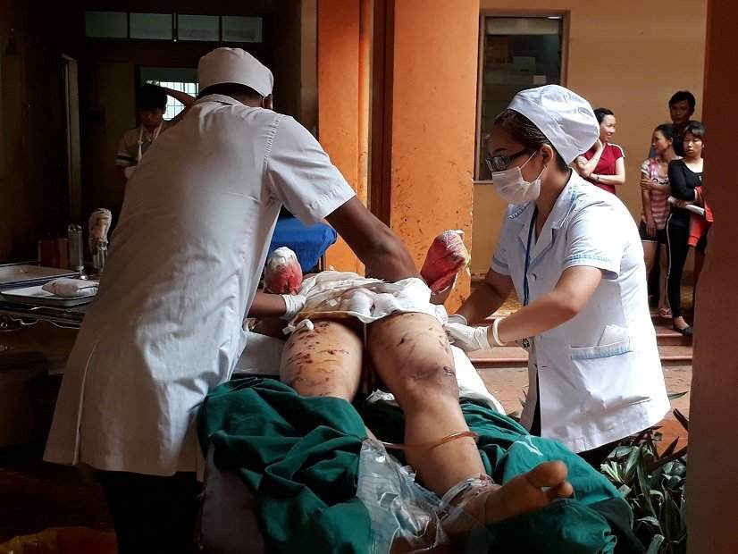 Cháu Nguyễn Xuân Hiếu đang được bác sỹ chăm sóc tại Bệnh viện đa khoa Đắk Lắk.