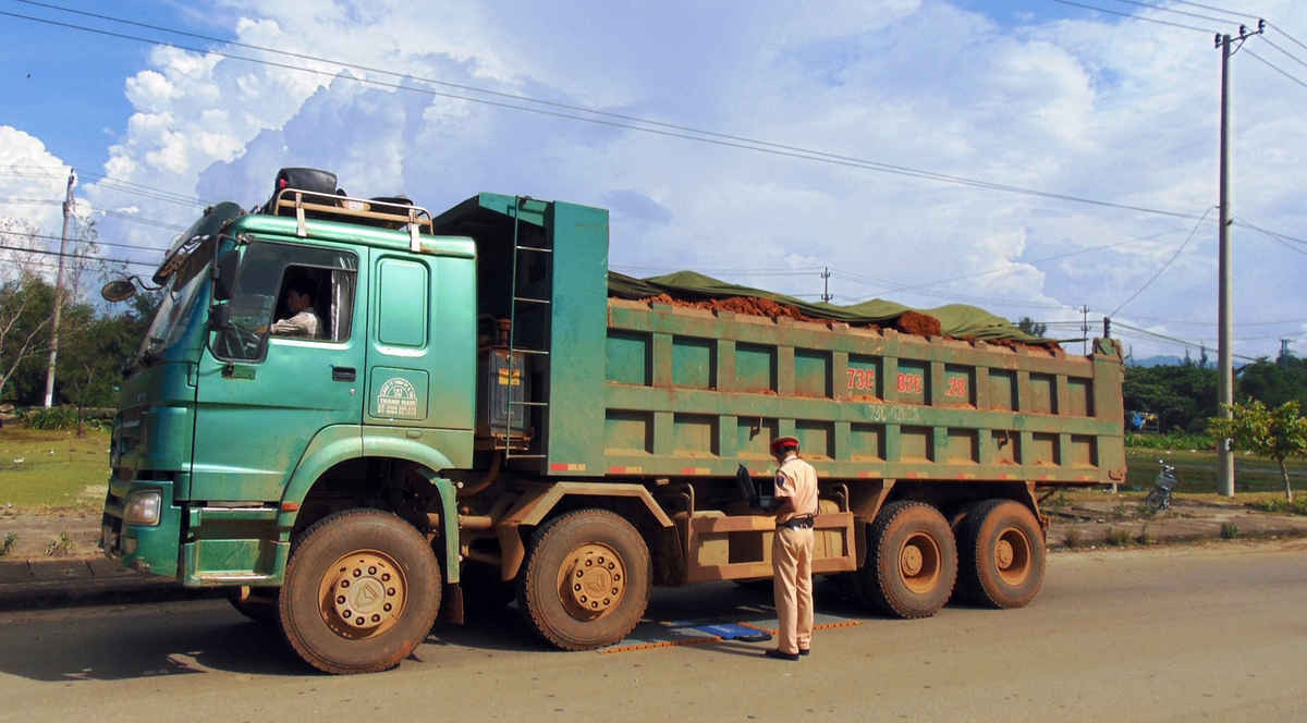 Lực lượng CSGT Công an tỉnh Quảng Nam đang kiểm tra các xe chở quá tải