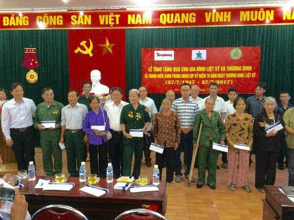 Đại diện chính quyền địa phương và Tập đoàn Tân Hiệp Phát tặng quà cho các gia đình liệt sỹ và thương binh là thanh niên xung phong có hoàn cảnh khó khăn trên địa bàn hai tỉnh Nghệ An, Hà Tĩnh