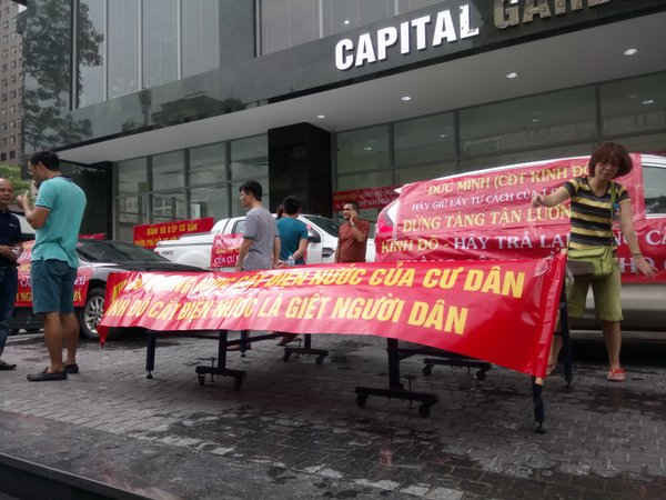 Hàng chục người dân căng băng rôn, biểu ngữ phản đối Công ty TNHH khách sạn Kinh Đô đột ngột cắt nước và không làm tầng cây xanh