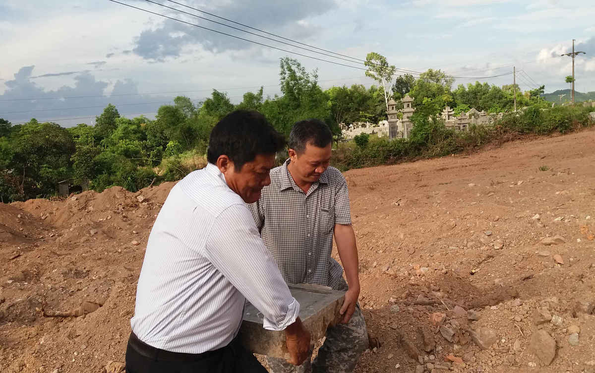 Chính quyền muốn di dời, nhưng Hội đồng trị sự Nguyễn Phước tộc muốn giữ lại ngôi mộ ở vị trí cũ