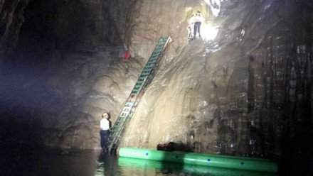 rước đó, Quảng Bình cho lắp đặt thang để vượt bức tường Việt Nam cao 90m trong hang Sơn Đoòng khiến dư luận chú ý. Ảnh: SGGP