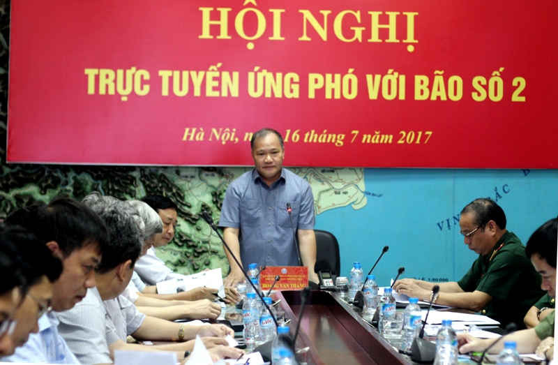    Thứ trưởng Hoàn Văn Thắng chỉ đạo tại cuộc họp.