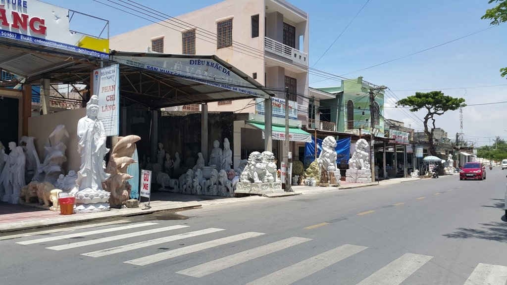 Các cửa hàng hiu hắt vì thiếu hàng