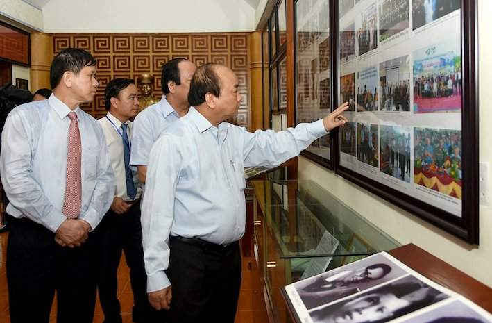 Thủ tướng tham quan Khu di tích lịch sử lưu niệm Trung đoàn 52 Tây Tiến. Ảnh: VGP/Quang Hiếu