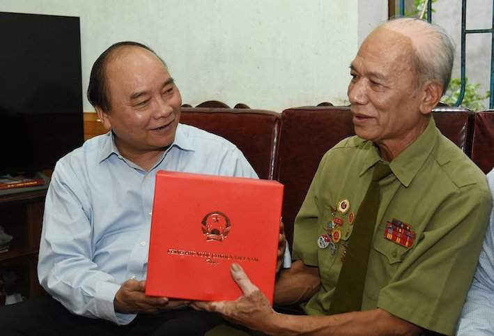 Thủ tướng thăm hỏi, động viên gia đình ông Nguyễn Thanh Lâm, Thương binh hạng 3/4, nhiễm chất độc da cam, tại thị trấn Mộc Châu. Ảnh: VGP/Quang Hiếu