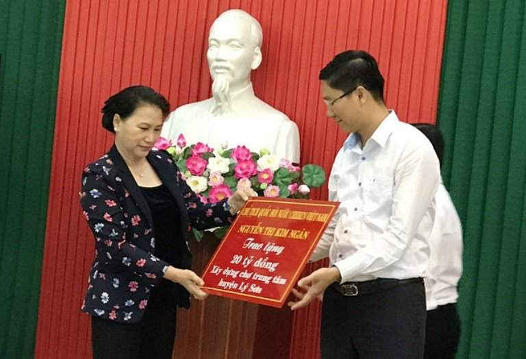Chủ tịch Quốc hội Nguyễn Thị Kim Ngân trao tiền hỗ trợ 20 tỷ đồng xây dựng Chợ trung tâm Lý Sơn.