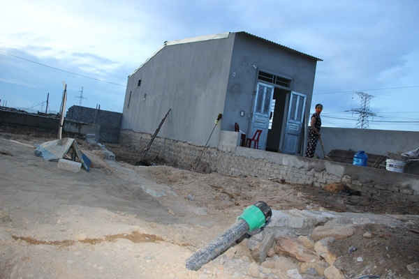 Đường ống dẫn nước sạch phơi khô trước nhà dân 