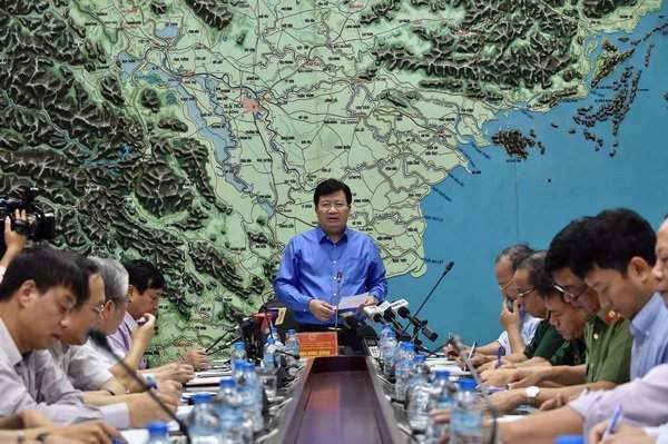 Phó Thủ tướng Trịnh Dình Dũng yêu cầu tập trung mọi lực lượng, phương tiện tìm kiếm thuyền viên mất tích. Ảnh: VGP