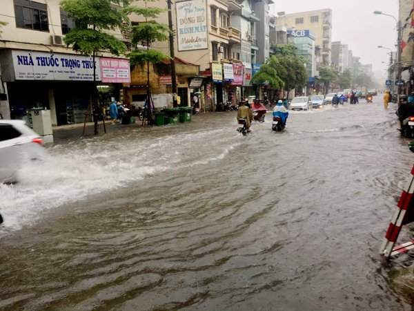 Sáng ngày 17/7, gió kèm theo mưa lớn khiến nhiều tuyến đường ở Thủ đô ngập sau trong nước
