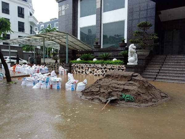 Khu chung cư tại Văn Phú sử dụng bao tải đựng cát để ngăn nước tràn xuống hầm