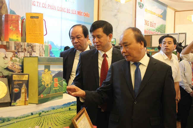 Thủ tướng Chính phủ Nguyễn Xuân Phúc tham quan các gian hàng trưng bày trong khuôn khổ hội nghị.