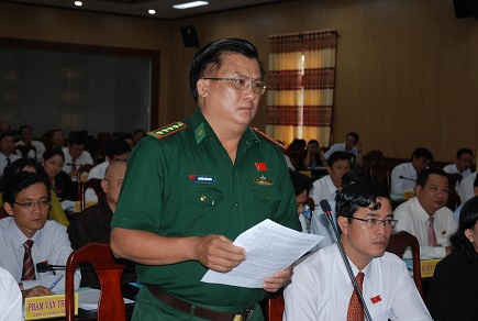 Đại biểu Nguyễn Chí Quang – Đơn vị huyện Ba Tri phát biểu thảo luận.