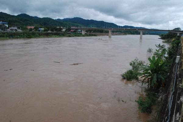 Nước lũ trên sông Hồng chảy qua thành phố Lào Cai đang lên nhanh dự báo sẽ vượt báo động cấp 1 khoảng 0,5m vào chiều tối ngày 17/7. Ảnh chụp hồi 15 giờ ngày 17/7/2017