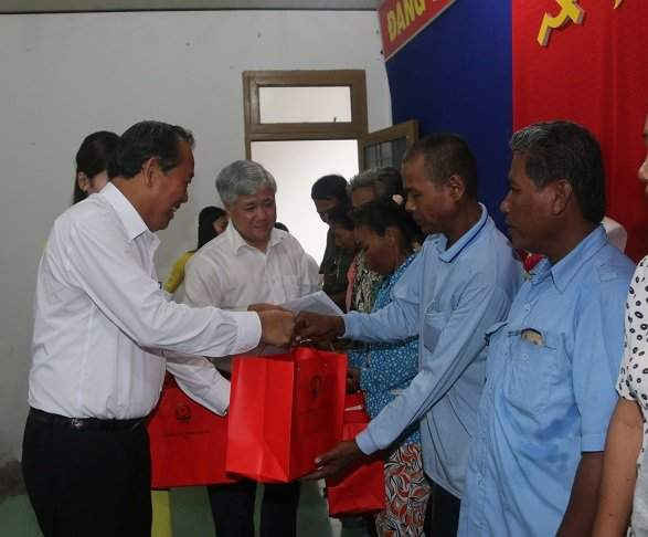  Phó Thủ tướng Trương Hòa Bình tặng quà gia đình chính sách xã Phú Tân.