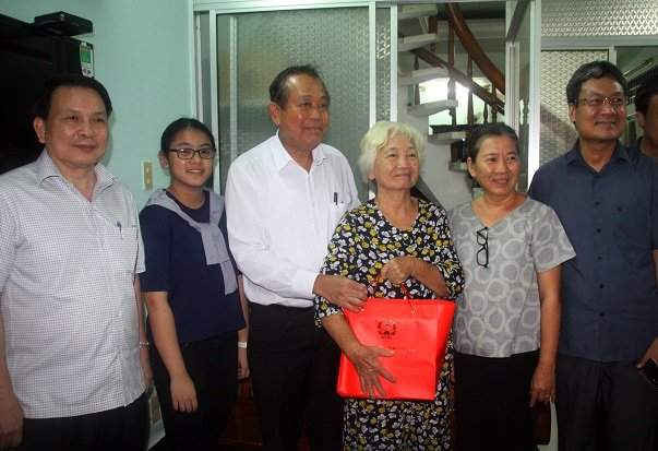 Phó Thủ tướng Trương Hòa Bình, thăm hỏi và tặng quà thân nhân Nhà văn liệt sỹ Lê Vĩnh Hòa.