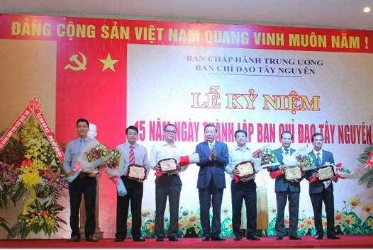 Thượng tướng Tô Lâm đã trao kỉ niệm chương vì sự nghiệp phát triển Tây Nguyên cho các cá nhân.