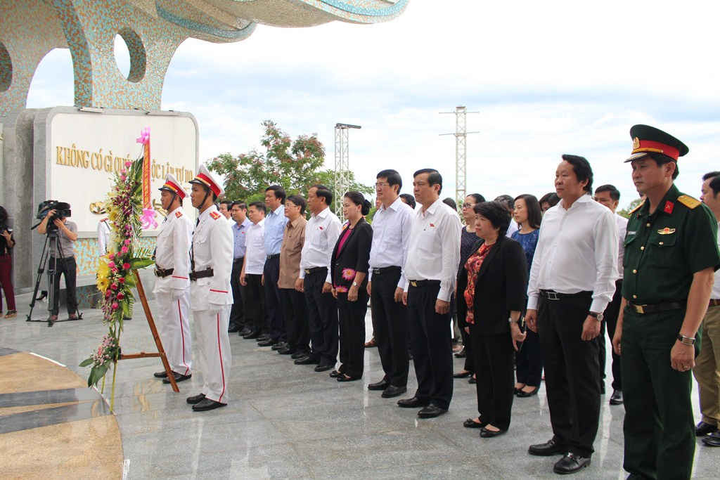 Chủ tịch Quốc hội Nguyễn Thị Kim Ngân dâng hoa tại Nghĩa trang liệt sỹ tỉnh Quảng Nam