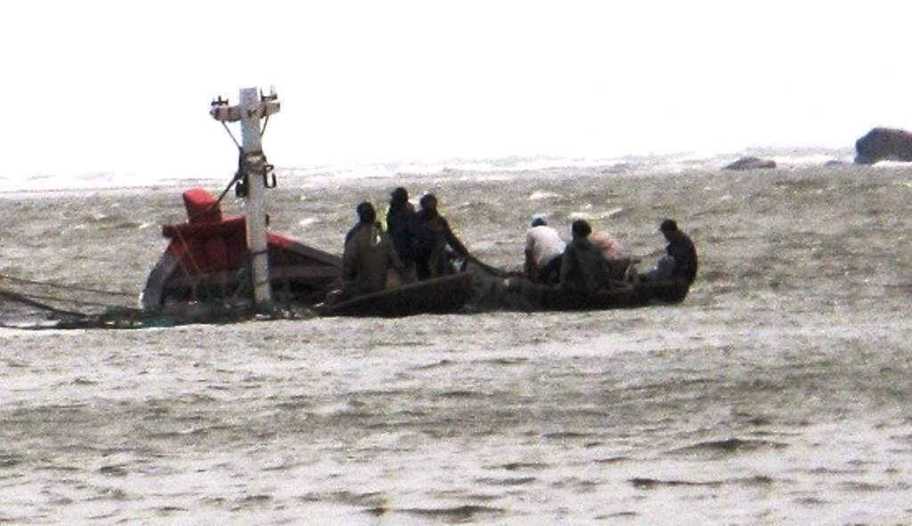 Tàu cá của ngư dân Quảng Ngãi gặp nạn (ảnh minh họa)