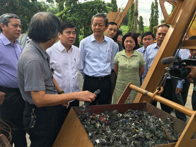 Đại diện Nhà máy điện rác Gò Cát giới thiệu quy trình xử lý rác thành điện năng tới Chủ tịch UBND TP HCM Nguyễn Thành Phong và đoàn công tác.
