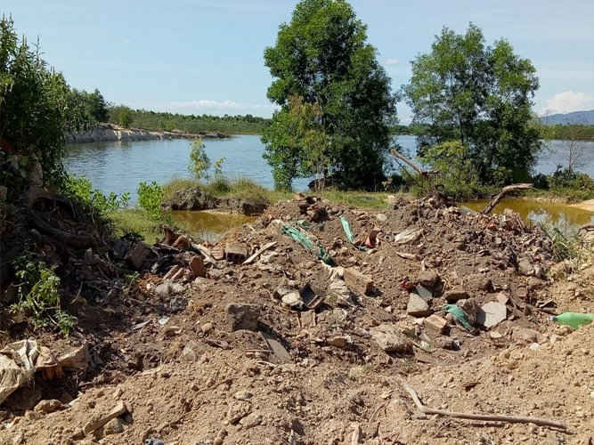 Hồ Bàu Vèng bị ô nhiễm bởi rác thải, phế liệu xây dựng