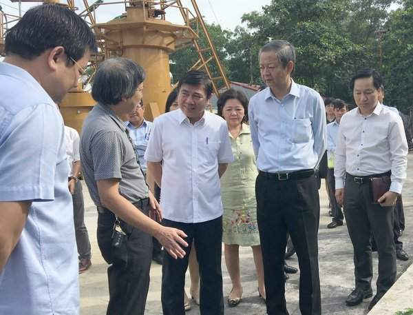 Chủ tịch UBND TP.HCM Nguyễn Thành Phong khảo sát nhà máy điện rác Gò Cát