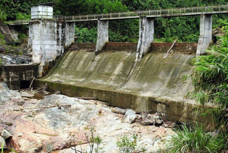 Đập ngăn nước thủy điện Tà Vi giáp ranh huyện Nam Trà My và Bắc Trà My, gây khô hạn cho vùng hạ lưu của đập.  Ảnh: CTV