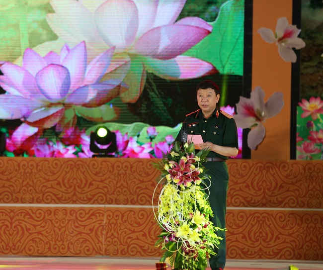 Thiếu tướng Lê Hiền Vân, Phó Chủ nhiệm Tổng Cục Chính trị QĐND Việt Nam phát biểu khai mạc chương trình.
