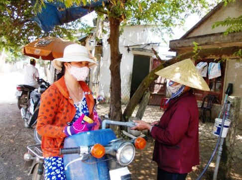 Nhiều năm nay người dân các xã ven biển của thành phố Quảng Ngãi phải bỏ số tiền không nhỏ để mua nước ngọt về sinh hoạt