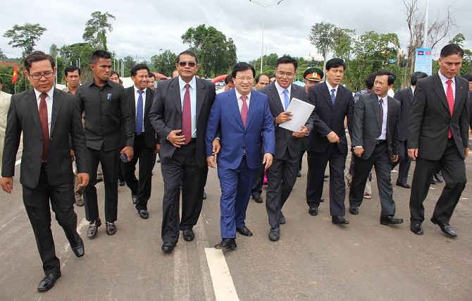 Phó thủ tướng Trịnh Đình Dũng cùng với Phó Thủ tướng Ke Kim Yan– Vương quốc Campuchia cùng tham dự Lễ thông xe.