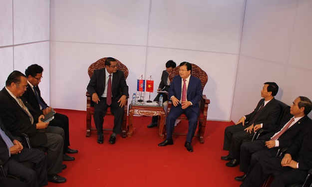 Hai Phó thủ tướng Trịnh Đình Dũng cùng với Phó Thủ tướng Ke Kim Yan– Vương quốc Campuchia đã có cuộc trao đổi thân mật.