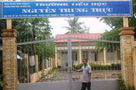 anh Hùng bên điểm trường Tiểu học Nguyễn Trung Trực ở ấp 3B, thị trấn Bảy Ngàn.