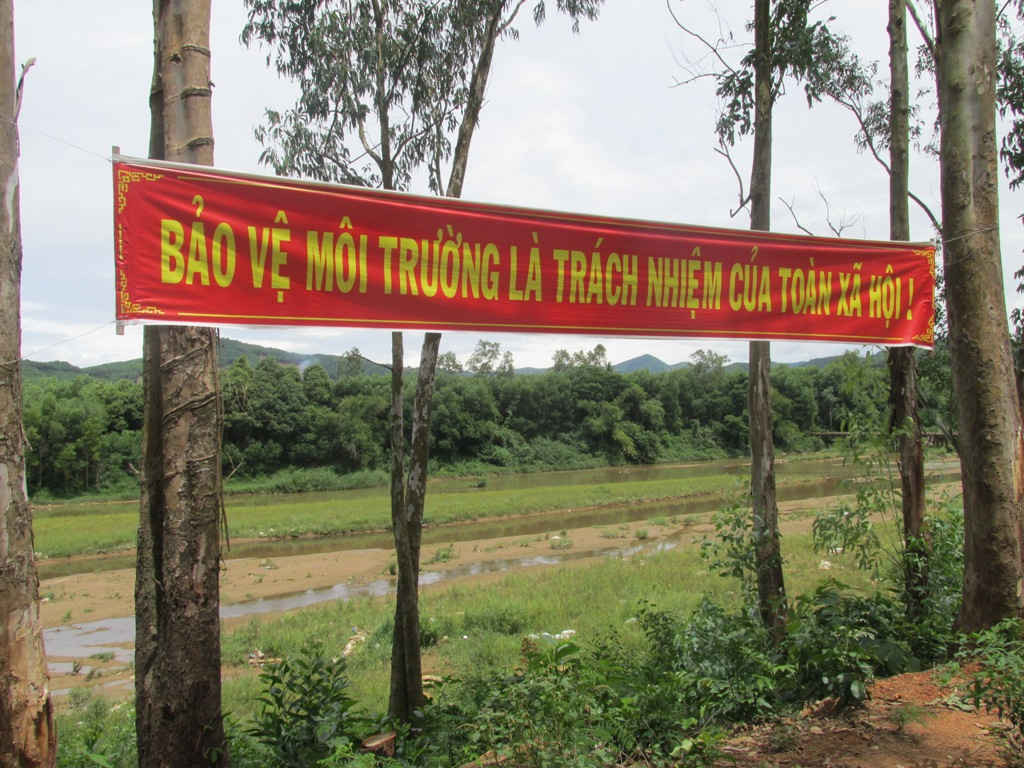 Khẩu hiệu bảo vệ môi trường tại sông Kim Sơn