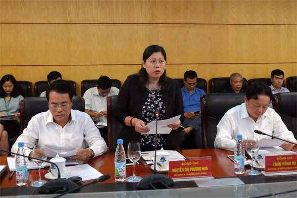 Thứ trưởng Bộ TN&MT Nguyễn Thị Phương Hoa trình bày báo cáo với đoàn giám sát của MTTQVN chiều 19/7