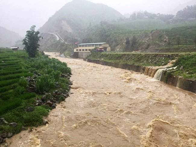 Hoàn lưu bão số 2 gây ra lũ lớn ở các sông, suối ở Lào Cai.