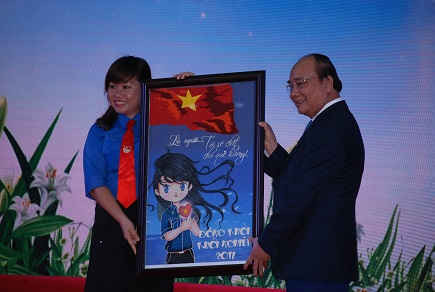 Tuổi trẻ Bến Tre tặng quà lưu niệm cho Thủ tướng Chính phủ Nguyễn Xuân Phúc.
