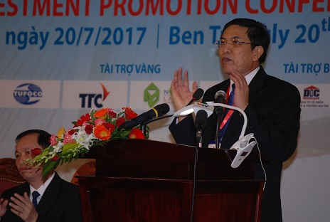 Ông Cao Văn Trọng – Chủ tịch UBND tỉnh Bến Tre phát biểu chào mừng, khai mạc hội nghị.