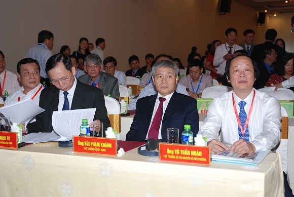  Thứ trưởng Bộ TN&MT Võ Tuấn Nhân (bên phải) tham dự Hội nghị.