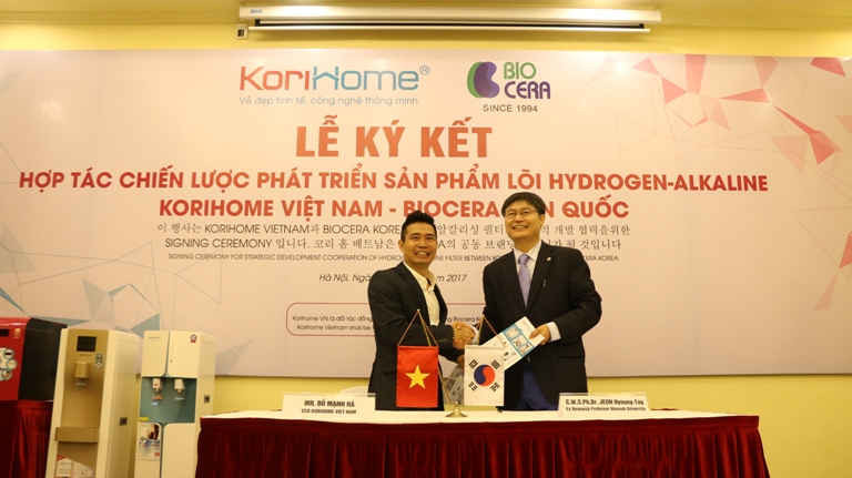 Ông Đỗ Mạnh Hà (TGĐ Korihome) và ông Jeon ký kết hợp đồng hợp tác chiến lược