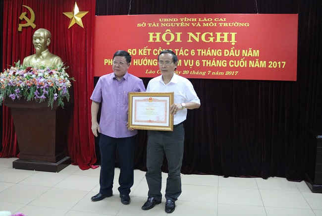 ông Nguyễn Ngọc Anh Chi cục phó Chi cục quản lý đất đai vinh dự nhận bằng khen của thủ tướng chính phủ vì có thành tích xuất sắc cho sự nghiệp môi trường.