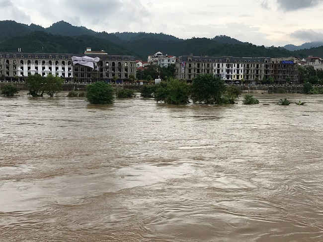 Nước lũ tại sông Hồng đạt xấp xỉ báo động 2 gây ngập lụt nhiều diện tích hoa mầu của bà con dọc 2 bên ven sông.