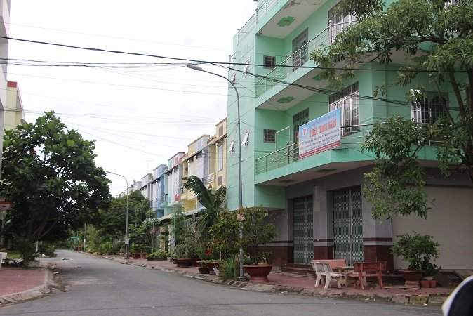 ăn nhà Cty 586 ký hợp đồng bán cho hộ chị Nguyễn Thị Th. gia đình đã dọn vào ở từ năm 2010, trong dãy nhà đường số 39, KDC Phú An, đến nay chủ đầu tư tiếp tục gia hạn ký giấy chuyển quyền sử dụng.