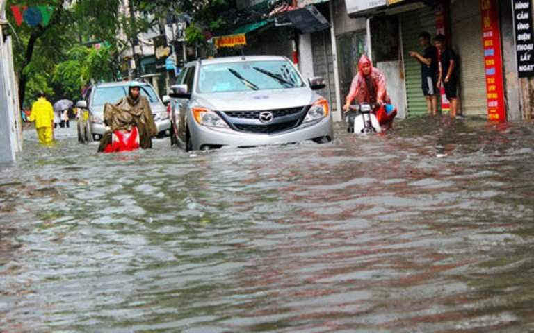 Trận mưa do ảnh hưởng của cơn bão số 2 gây ngập úng nhiều tuyến phố Hà Nội.