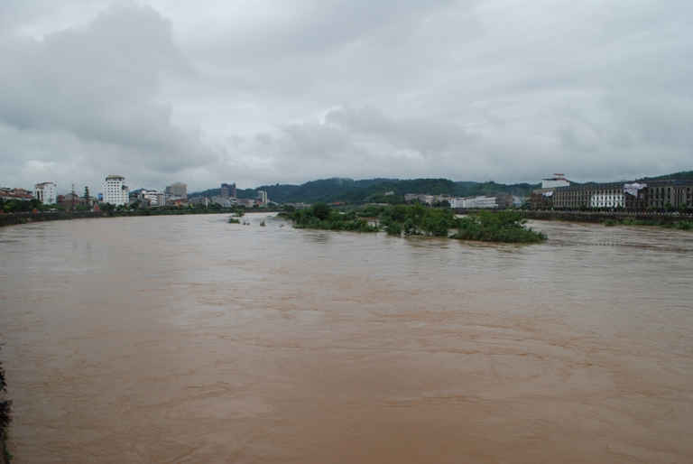 Lũ dữ nhấn chìm đảo lớn Soi Tiền nằm giữa dòng sông Hồng chảy qua thành phố biên giới Lào Cai. 