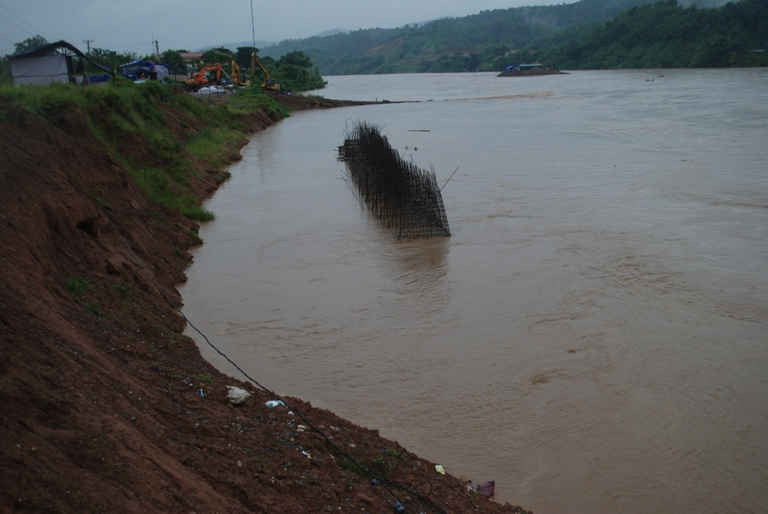 Công trình thi công kè bê tông sông Hồng ở khu vực xã Vạn Hòa, thành phố Lào Cai phải ngừng hoạt động do nước lũ đang cao
